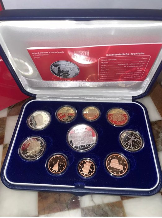 Italien. Proof Set 2019 "Cesare Maccari" (incl. 2 euro "Leonardo Da Vinci" + 5 euro in argento)