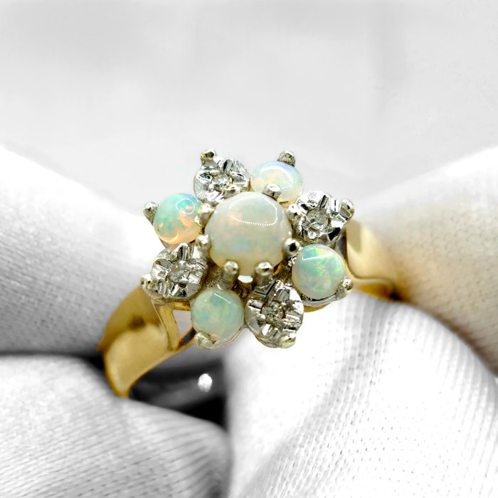 Ingen mindstepris - Forlovelsesring - 9 kt Gulguld 9kt 375 guld London 1976 -  062ct tw Opal - Diamant - Bryllupsklynge