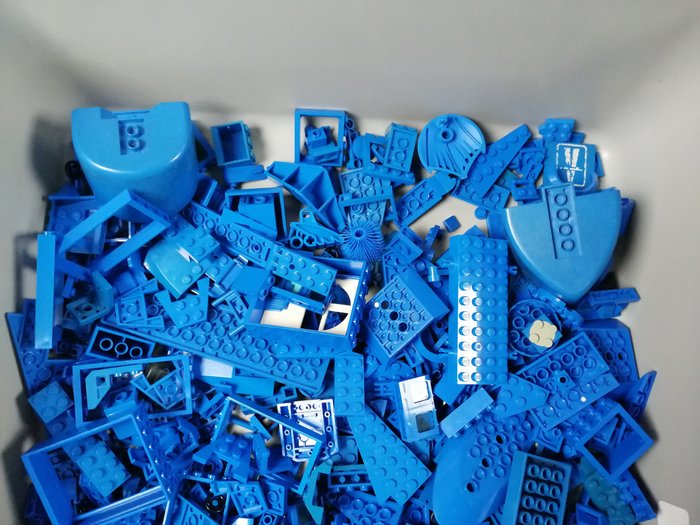 Lego - geen serie - Partij Blauwe onderdelen +/- 200 kilo - 1990-2000