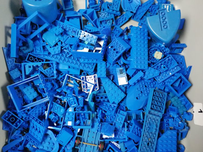 Lego - geen serie - Partij Blauwe onderdelen +/- 200 kilo - 1990-2000