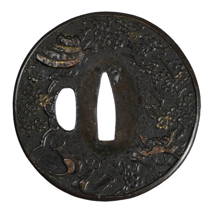 Edo-perioden Shakudō Marugata Tsuba med Hitsu-Ana – blommeblomster, Kabuto og Abumi-motiv, - Shakudō - Japan - Edo-perioden (1600-1868)