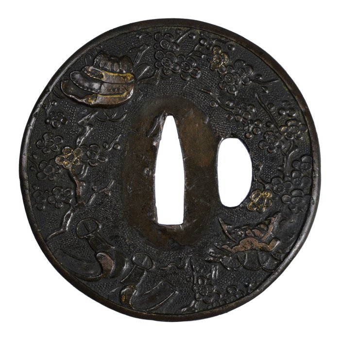 Edo-perioden Shakudō Marugata Tsuba med Hitsu-Ana – blommeblomster, Kabuto og Abumi-motiv, - Shakudō - Japan - Edo-perioden (1600-1868)