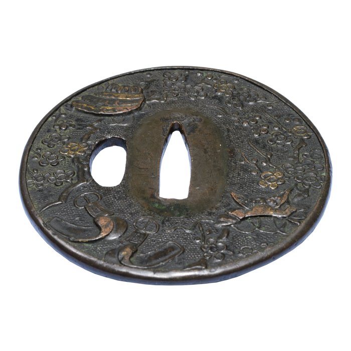 Edo-perioden Shakudō Marugata Tsuba med Hitsu-Ana – blommeblomster, Kabuto og Abumi-motiv, - Shakudō - Japan - Edo-perioden (1600-1868)