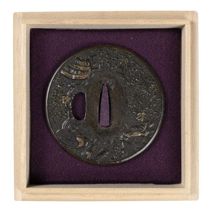 Edo-perioden Shakudō Marugata Tsuba med Hitsu-Ana – blommeblomster, Kabuto og Abumi-motiv, - Shakudō - Japan - Edo-perioden (1600-1868)