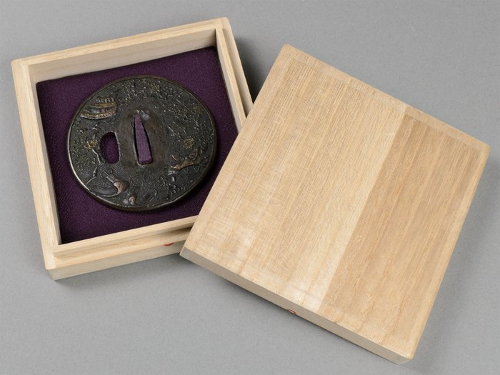 Edo-perioden Shakudō Marugata Tsuba med Hitsu-Ana – blommeblomster, Kabuto og Abumi-motiv, - Shakudō - Japan - Edo-perioden (1600-1868)