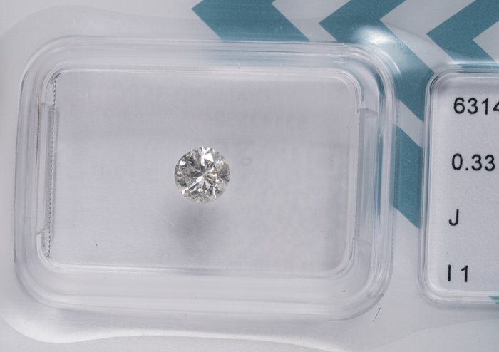 Ingen mindstepris - 1 pcs Diamant  (Natur)  - 0.33 ct - Rund - J - I1 - International Gemological Institute (IGI)