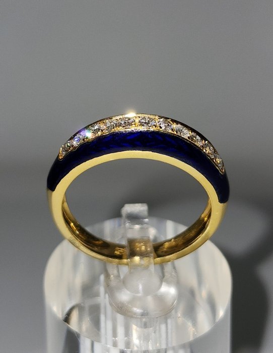 Ring - 18 kraat Gulguld, Smuk vintage 18K guld, blå emalje  diamantring Italien -  0.66ct. tw. Diamant (Natur)