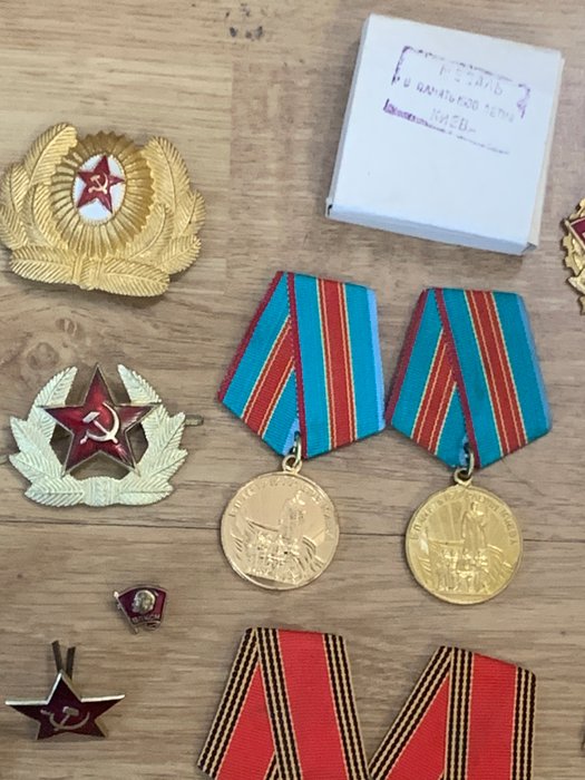 Rusland - Forskellige: luftfart, infanteri; artilleri; tank; landing; veteraner; mindesmærke. - Belønning - Awards, medals, cockades, insignia of branches of the armed forces, qualification insignias... - 1970