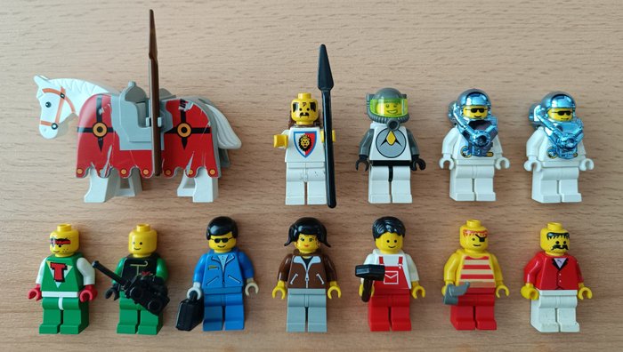 Lego - 25 Minifiguren + 1 Pferd - 1990-2000