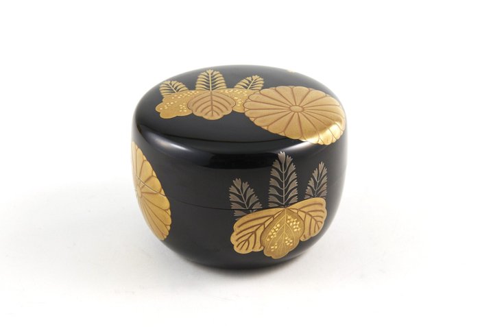 Chrysanthemum and Paulownia Maki-e 高台寺蒔絵 Tea Caddy 平棗 by Maruyama Seikou 丸山清光 with Box - Natsume - Lakeret træ