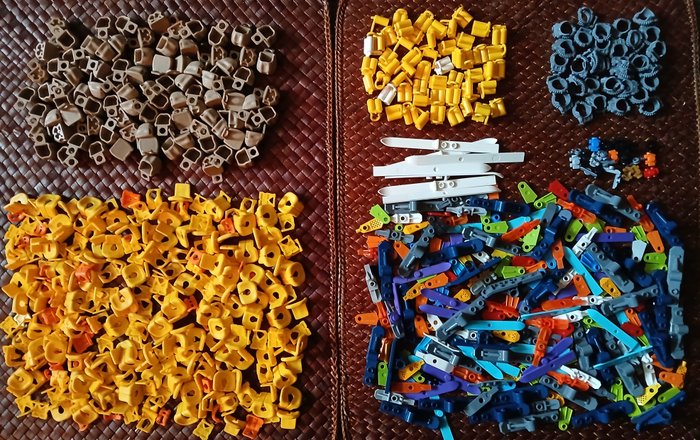 Lego - Circa 750 Minifigure Body Wear parts