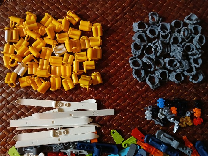 Lego - Circa 750 Minifigure Body Wear parts