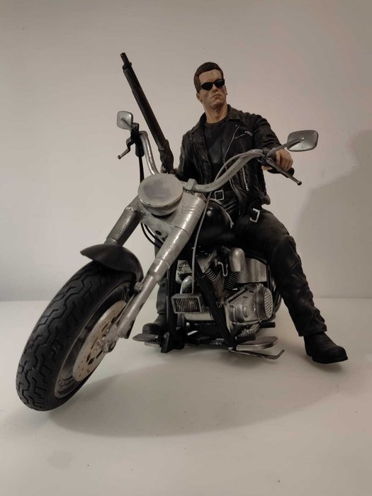 Terminator 2: Judgment Day - T-800 (Arnold Schwarzenegger) on Harley Davidson - Custom Made, Hand painted  - 56x35x38 cm - 1:4