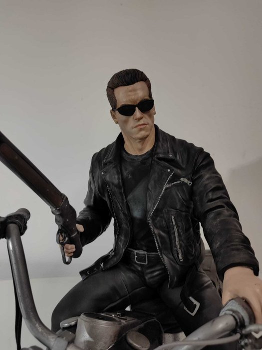 Terminator 2: Judgment Day - T-800 (Arnold Schwarzenegger) on Harley Davidson - Custom Made, Hand painted  - 56x35x38 cm - 1:4