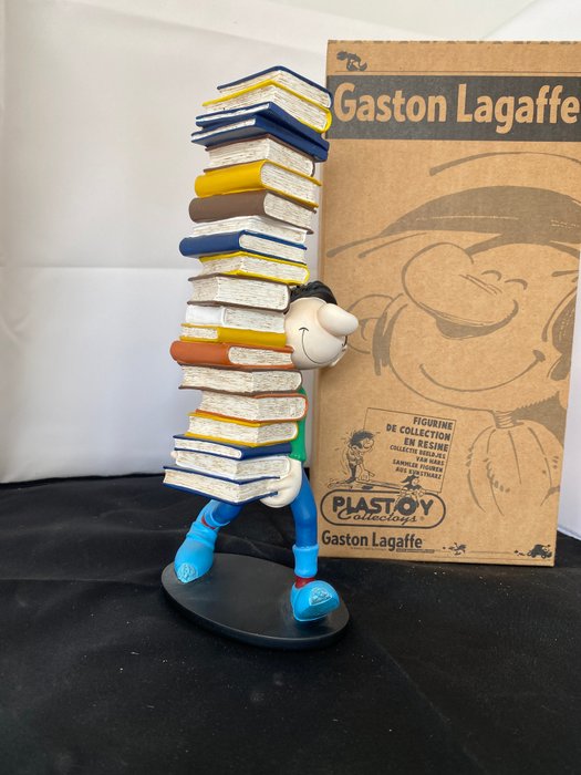 Gaston Met stapel boeken - 1 Figurine - Plastoy Collectoy - 2006