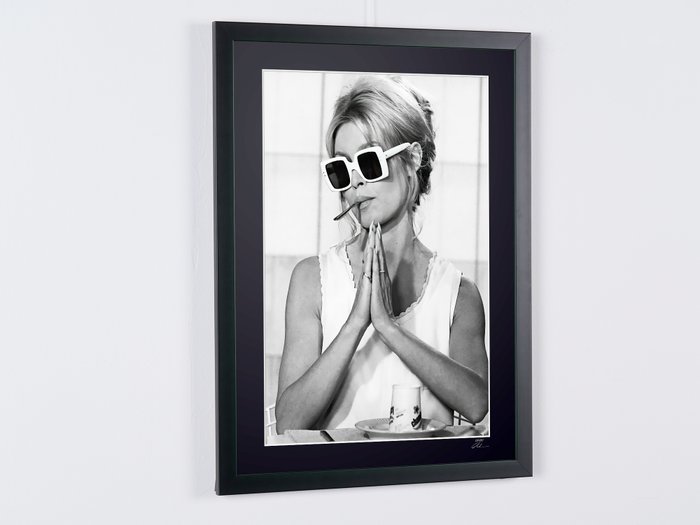 Brigitte Bardot, "The Bear and the Doll" (1970) - Fine Art Photography - Luxury Wooden Framed 70X50 cm - Limited Edition Nr 01 of 30 - Serial ID - Original Certificate (COA), Hologram Logo Editor and QR Code - 100% New items.