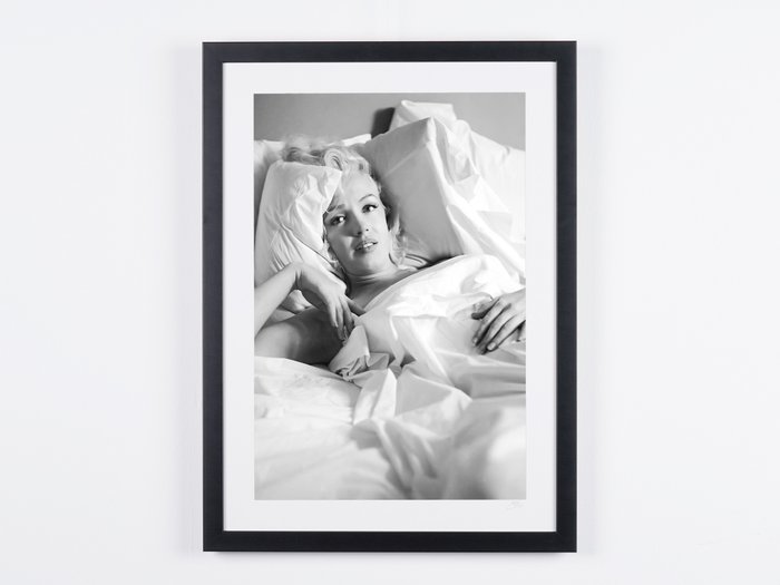 Marilyn Monroe - “Bed Sitting” - 1953, Beverly Hills - Photographie, Luxury Wooden Framed 70X50 cm - Limited Edition Nr 02 of 20 - Serial ID. 30231 - Original Certificate (COA), Hologram Logo Editor and QR Code - 100% New items.