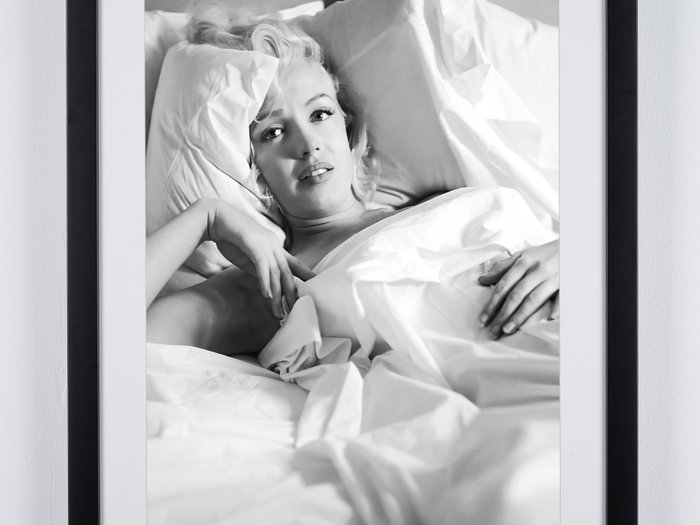 Marilyn Monroe - “Bed Sitting” - 1953, Beverly Hills - Photographie, Luxury Wooden Framed 70X50 cm - Limited Edition Nr 02 of 20 - Serial ID. 30231 - Original Certificate (COA), Hologram Logo Editor and QR Code - 100% New items.