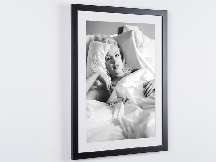 Marilyn Monroe - “Bed Sitting” - 1953, Beverly Hills - Photographie, Luxury Wooden Framed 70X50 cm - Limited Edition Nr 02 of 20 - Serial ID. 30231 - Original Certificate (COA), Hologram Logo Editor and QR Code - 100% New items.