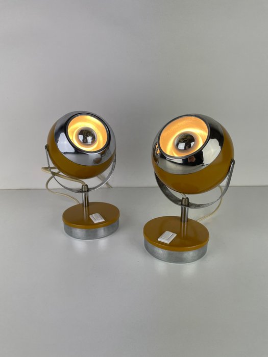 Bordlampe (2) - Et par 60'er/70'er Eyeball Space Age lamper i malet aluminium og forkromet stål