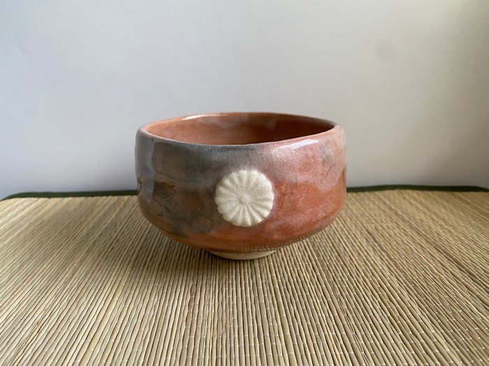 Chrysanthemum crest rød og pink matcha skål /chawan 茶道 - Porcelæn - Zenju Miyashita (1901-1988) - Japan - Shōwa-periode (1926-1989)