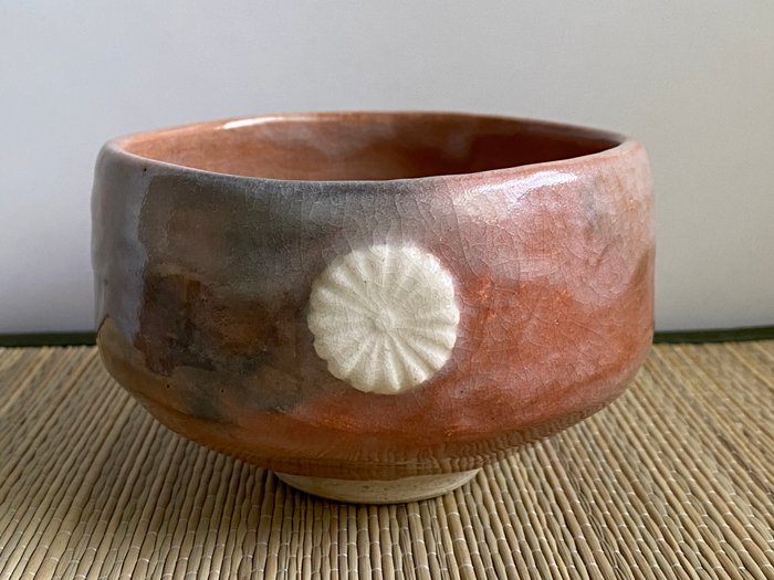 Chrysanthemum crest rød og pink matcha skål /chawan 茶道 - Porcelæn - Zenju Miyashita (1901-1988) - Japan - Shōwa-periode (1926-1989)