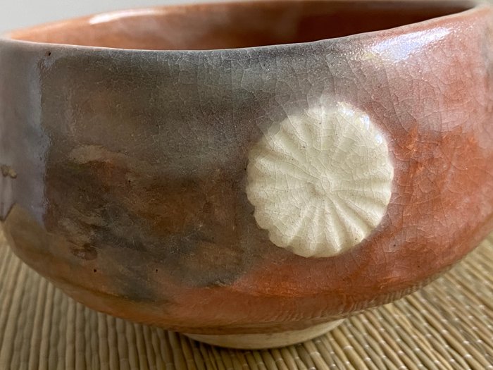 Chrysanthemum crest rød og pink matcha skål /chawan 茶道 - Porcelæn - Zenju Miyashita (1901-1988) - Japan - Shōwa-periode (1926-1989)