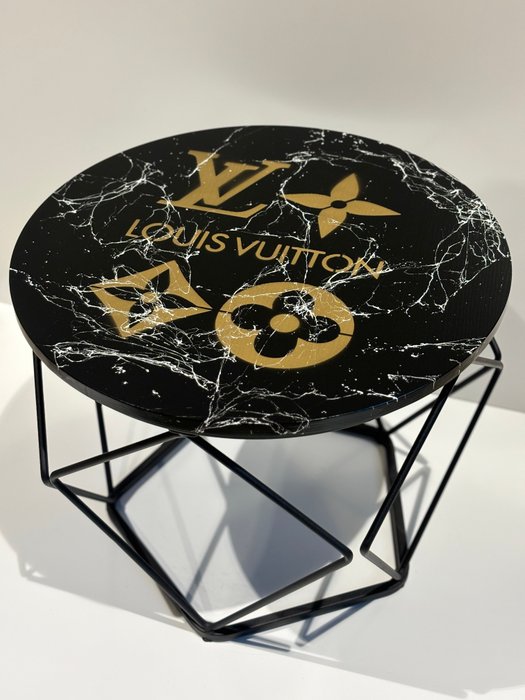 Rob VanMore - Tea-Time on Louis Vuitton Table - ø50cm