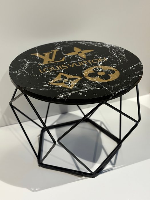 Rob VanMore - Tea-Time on Louis Vuitton Table - ø50cm