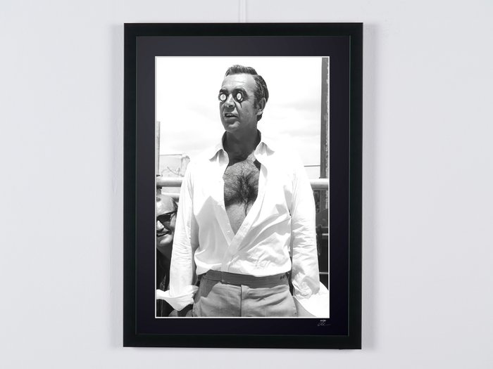 Sean Connery as James Bond 007 - On Set of Diamonds Are Forever’, 1971 - Fine Art Photography - Luxury Wooden Framed 70X50 cm - Limited Edition Nr 06 of 30 - Serial ID - Original Certificate (COA), Hologram Logo Editor and QR Code - 100% New items.