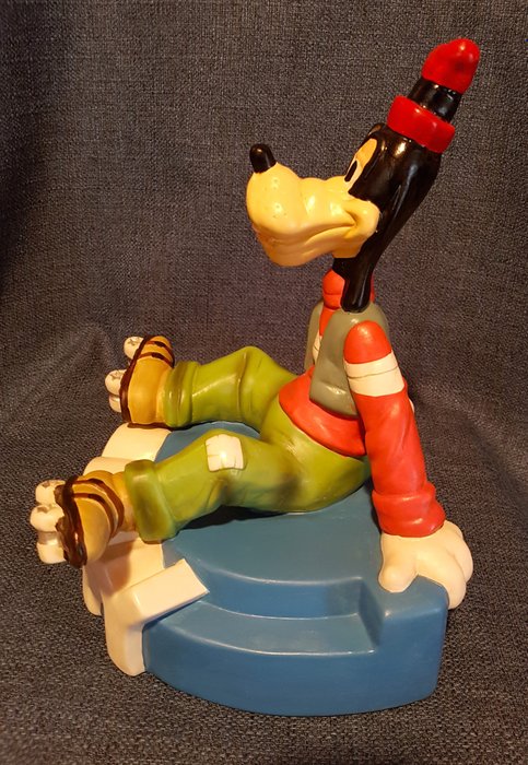 Démons et Merveilles - Figur - Goofy sitzend mit Rollschuhen - Harpiks