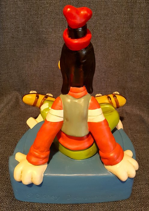 Démons et Merveilles - Figur - Goofy sitzend mit Rollschuhen - Harpiks