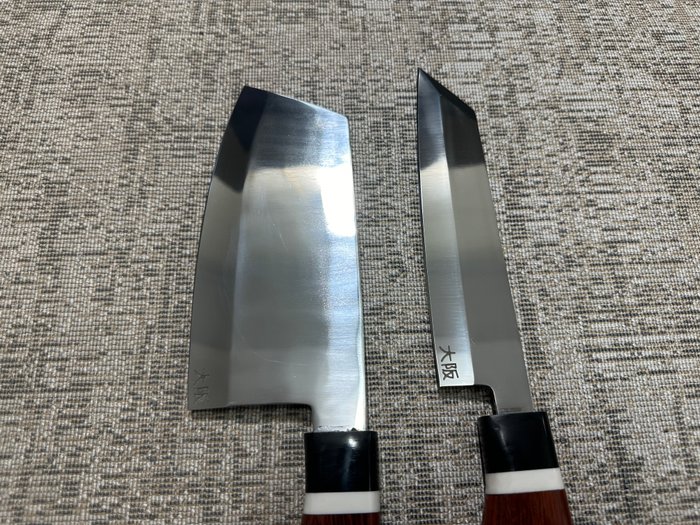 Køkkenkniv - Chef's knife -  Japansk højpolsk D2 stålhakker og Kiritsuke kokkeknive - D2 Steel  Designing Red Wood Udsøgt harpikshåndtag - Japan