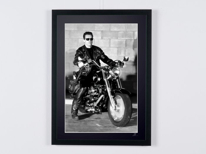 Terminator 2 Judgment Day - Arnold Schwarzenegger - Fine Art Photography, Luxury Wooden Framed 70X50 cm - Limited Edition Nr 06 of 30 - Serial ID 20506 - Original Certificate (COA), Hologram Logo Editor and QR Code - 100% New items.