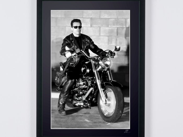 Terminator 2 Judgment Day - Arnold Schwarzenegger - Fine Art Photography, Luxury Wooden Framed 70X50 cm - Limited Edition Nr 06 of 30 - Serial ID 20506 - Original Certificate (COA), Hologram Logo Editor and QR Code - 100% New items.