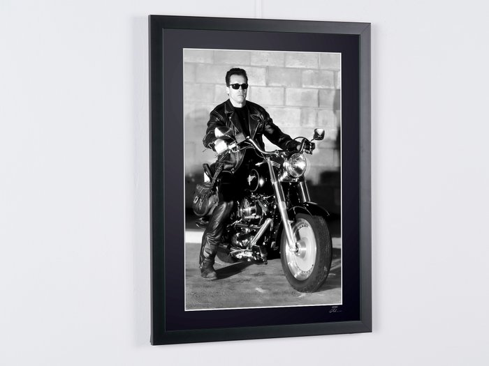 Terminator 2 Judgment Day - Arnold Schwarzenegger - Fine Art Photography, Luxury Wooden Framed 70X50 cm - Limited Edition Nr 06 of 30 - Serial ID 20506 - Original Certificate (COA), Hologram Logo Editor and QR Code - 100% New items.