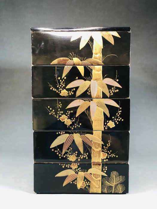 Gold Maki-e Juubako 金蒔絵 - Black Lacquered Five -Tiered box with Bamboo Drawing 五段重箱 - Boks - Designet af bambus - Træ