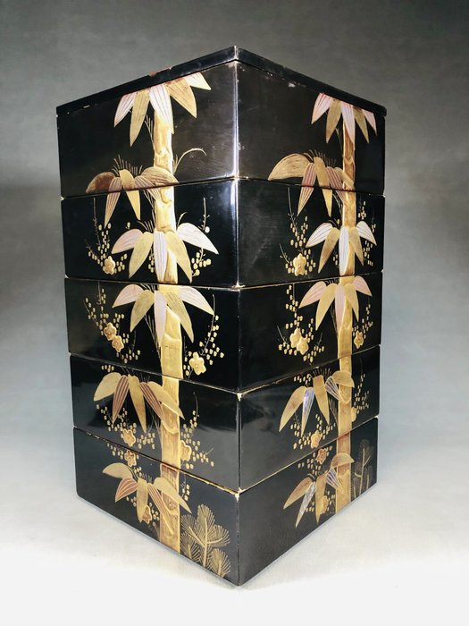 Gold Maki-e Juubako 金蒔絵 - Black Lacquered Five -Tiered box with Bamboo Drawing 五段重箱 - Boks - Designet af bambus - Træ