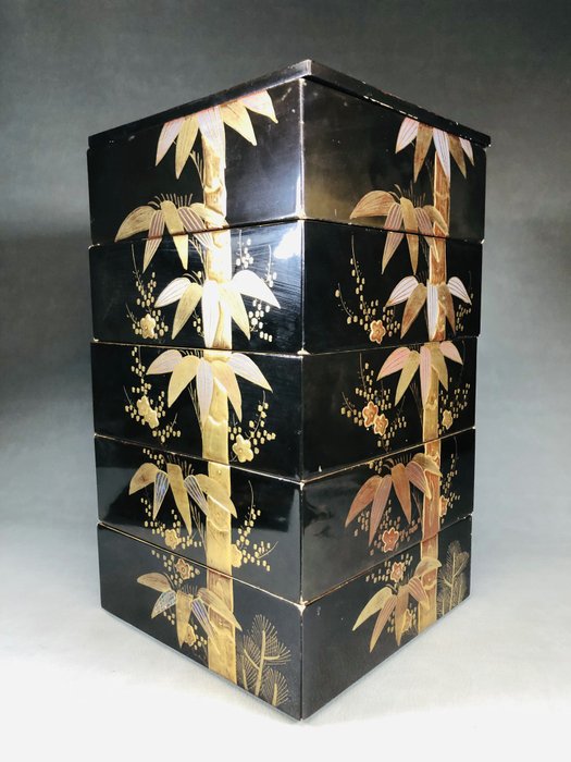 Gold Maki-e Juubako 金蒔絵 - Black Lacquered Five -Tiered box with Bamboo Drawing 五段重箱 - Boks - Designet af bambus - Træ