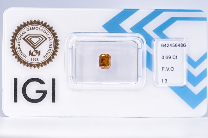 Ingen mindstepris - 1 pcs Diamant  (Naturfarvet)  - 0.69 ct - Radiant - Fancy vivid Orange - I3 - International Gemological Institute (IGI)