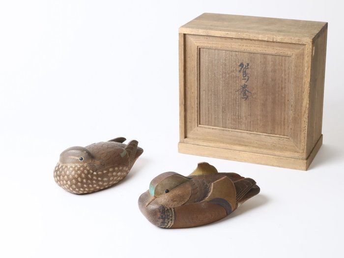 Pair of Mandarin Ducks 鴛鴦 Statue by Miyamoto Risaburo 宮本理三郎 with Original Wooden Box - Skulptur Træ - Japan