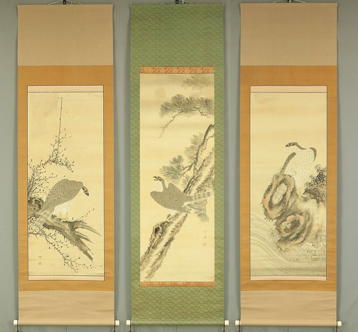 Three Hawks Falcons Perching on Pine Tree Plum Trees and Rock with Box - with signature and seal - Japan - Sene Edo-periode  (Ingen mindstepris)