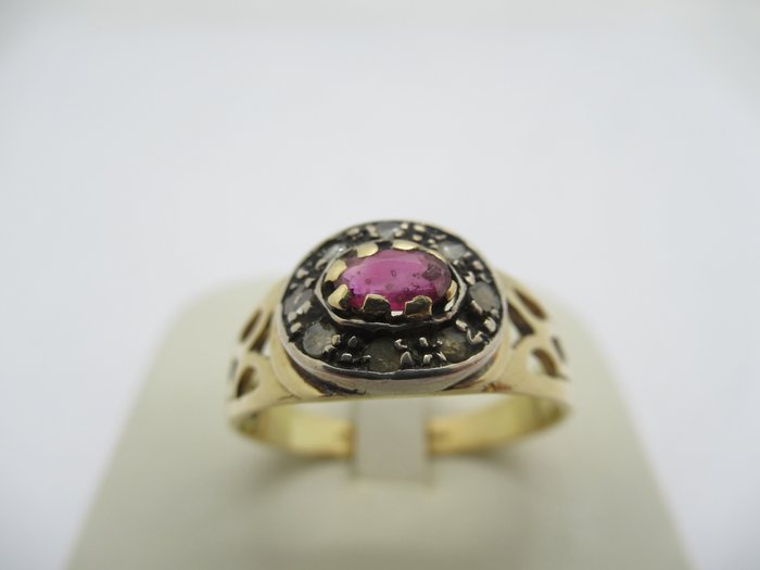 Ingen mindstepris - Ring - 18 kraat Gulguld -  0.66ct. tw. Rubin - Diamant