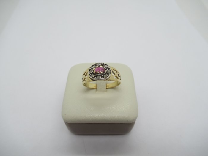 Ingen mindstepris - Ring - 18 kraat Gulguld -  0.66ct. tw. Rubin - Diamant