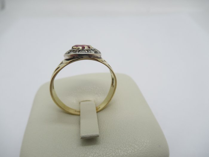 Ingen mindstepris - Ring - 18 kraat Gulguld -  0.66ct. tw. Rubin - Diamant