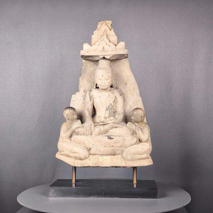 Burmese limestone stele with Buddha and two attendants with traces of gilding, 19th C. - Statue - Myanmar/Burma