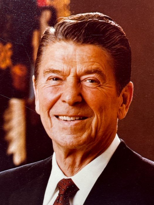 Ronald Reagan (1911-2004) 40th president of the United States - Autograph signature on portrait card - 1981