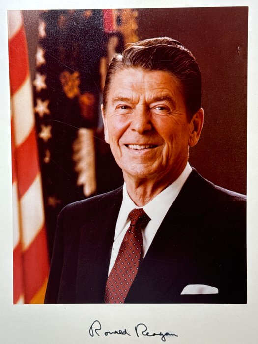 Ronald Reagan (1911-2004) 40th president of the United States - Autograph signature on portrait card - 1981