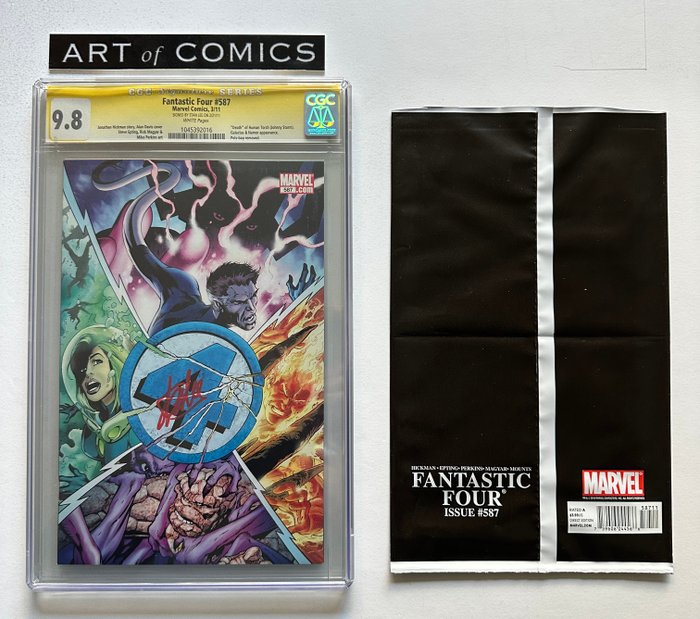 Fantastic Four #587 - Signed By Stan Lee!! - Death Of Human Torch Galactus Appearance - Signature Series CGC Graded 9.8 - Extremely High Grade!!! - White Pages!! - 1 Signed graded comic - Første udgave - 2011