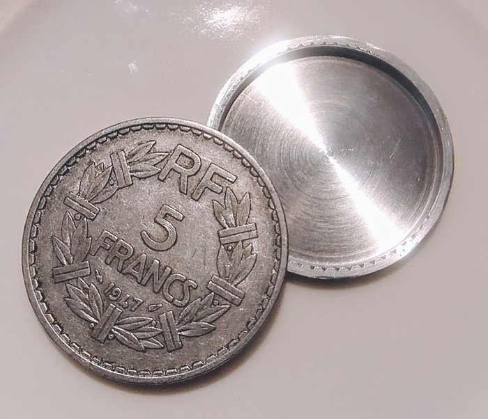 Frankrig. Boîte à secret réalisée à partir d'une 5 Francs Lavrillier 1947 en aluminium  (Ingen mindstepris)